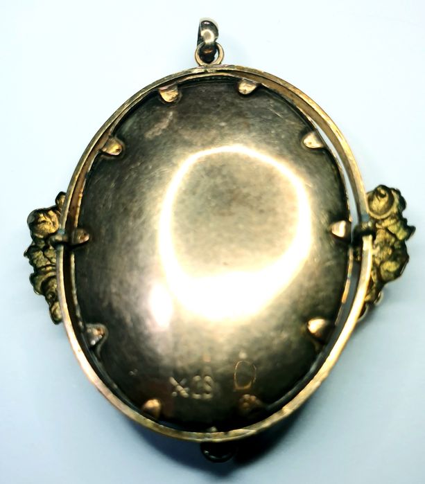 Maravilhoso pendente religioso Sec.XIX com plaque de ouro e madrepérol