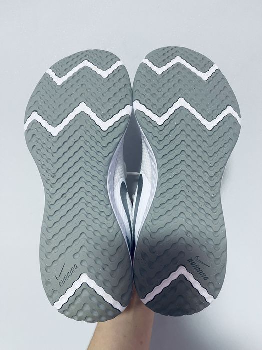 Кросівки жіночі Nike Revolution  40р