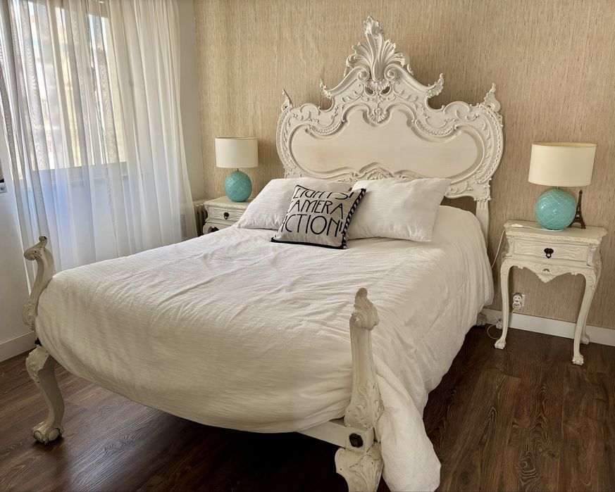 Cama vintage recuperada + 2 mesas de cabeceira
