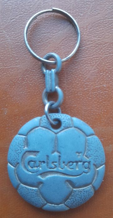Brelok kolekcjonerski w kształcie piłki Carlsberg UEFA SUPER CUP.