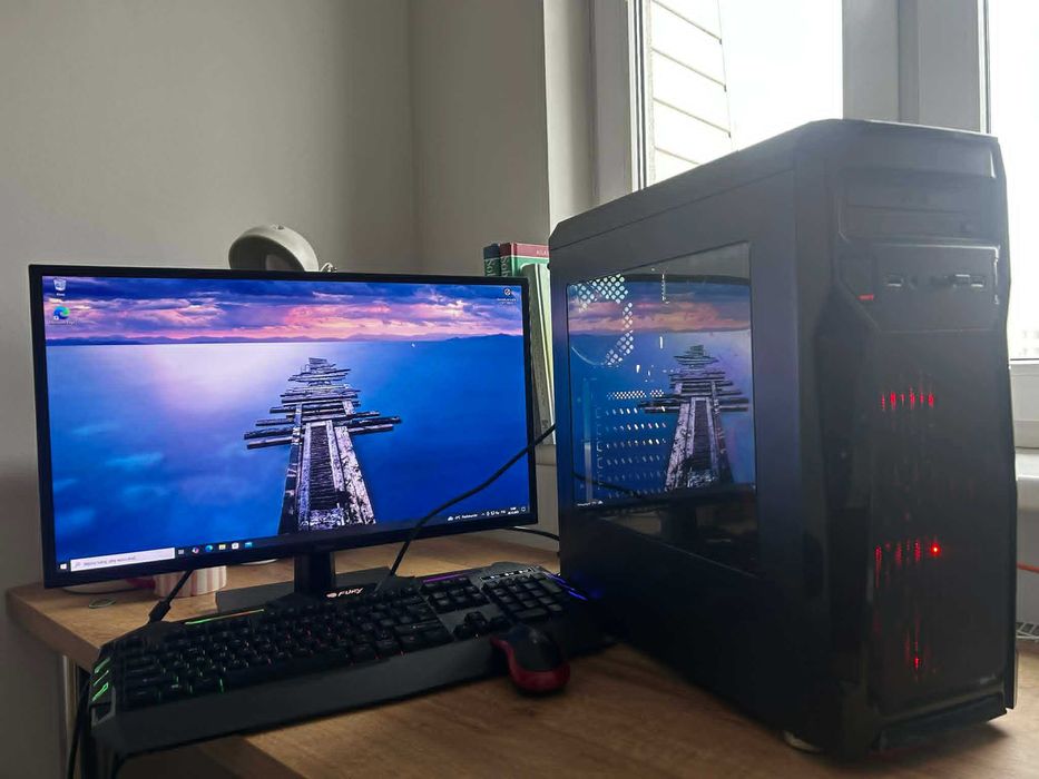 Zestaw komputer stacjonarny, myszka, monitor i klawiatura