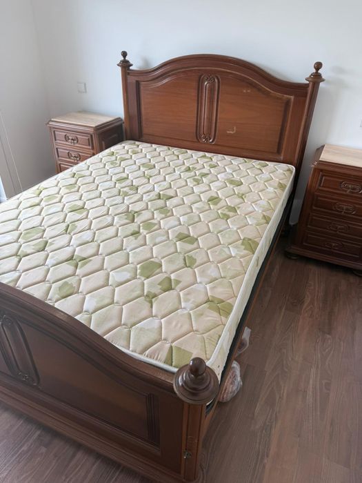Cama + colchão + duas mesas de cabeceira