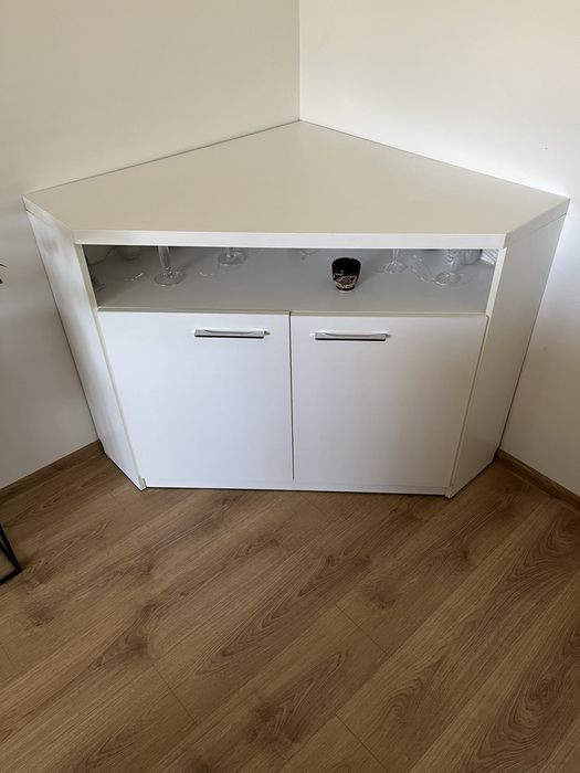 Biała szafka narożna