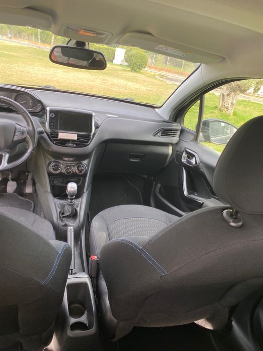 Carro Peugeot 208