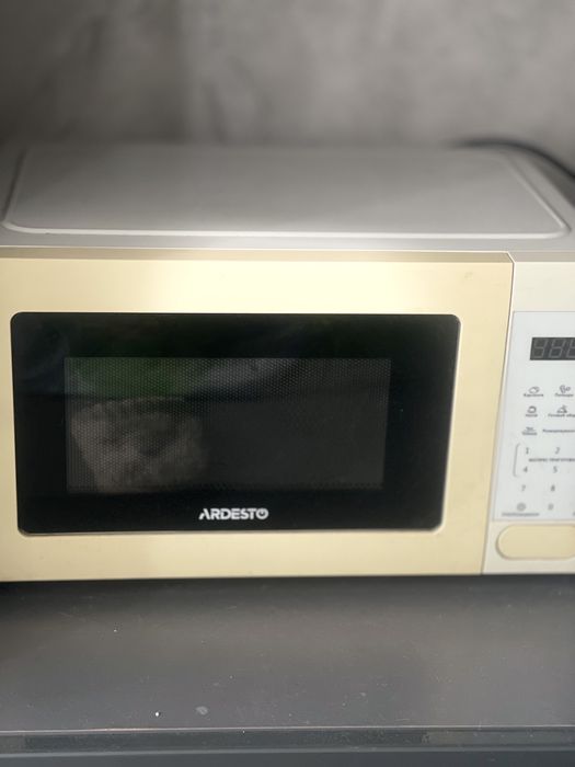 Микрохвильова піч в робочому стані