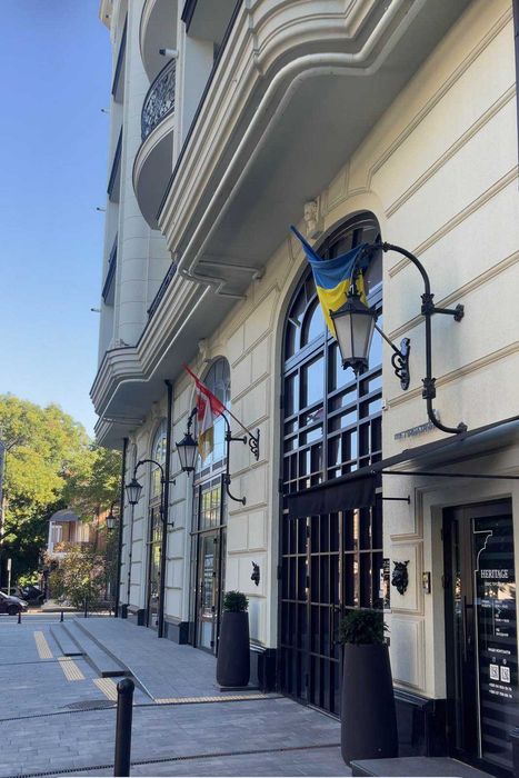 Продам 2-кімн. квартиру в ЖК Гімназист. Без ремонту. Велика тераса. Вихід з вітальні та спальні. 7 поверх. 83м.