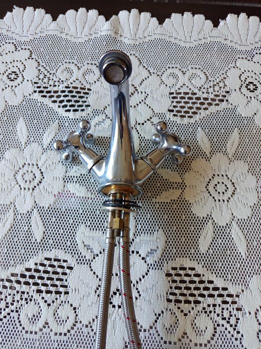 Bateria umywalkowa z pokrętłami retro