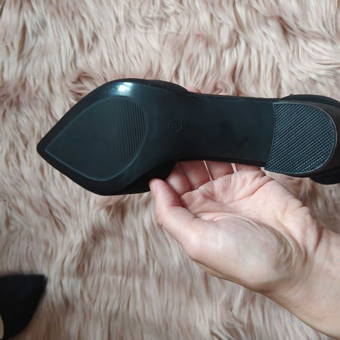 Czarne czółenka na słupku z paskiem na kostce a'la zamsz rozm. 39