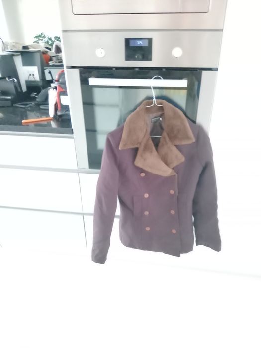 Vendo  casaco   em  tom  de  castanho   da  cor   de   pinhão ........