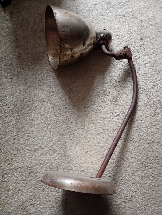 Stara lampa biurkowa skala