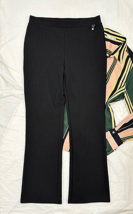 Papaya чорні брюки кльош в рубчик, трикотажні штани палаццо на резинці