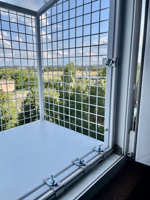 Затишний прямокутний балкончик на одну стулку з 1 поверхом