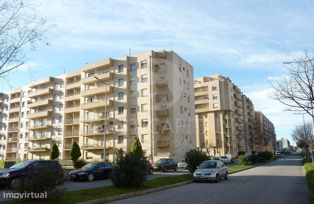 Apartamento T3 com Suite, 2 Varandas e Garagem para 2 Carros  em linha