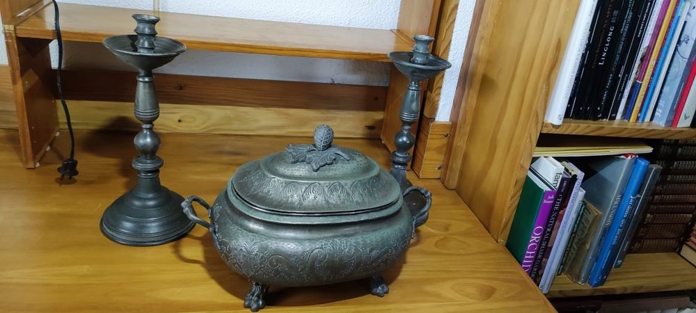 Conjunto antigo de terrina e 2 castiçais em estanho435434401175316482