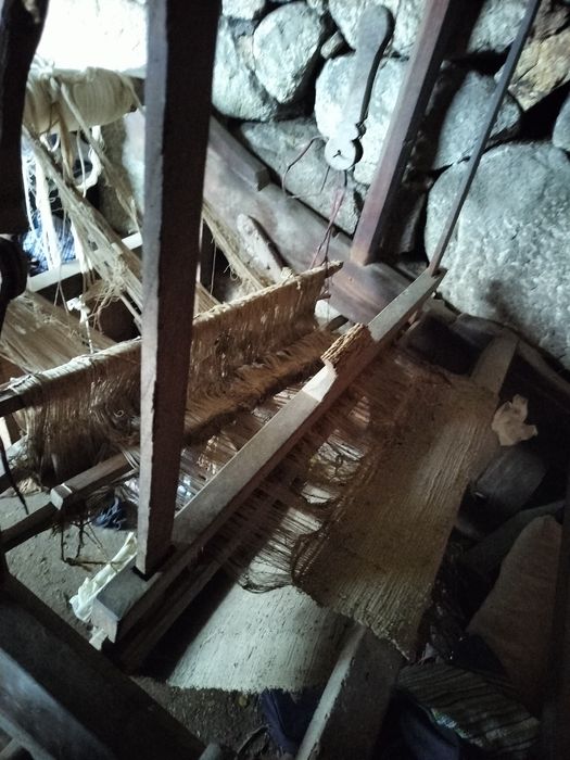 Tear de tecelagem em madeira