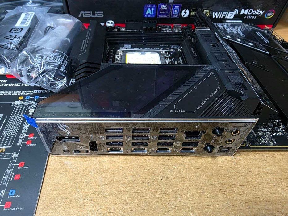 Материнська плата Asus ROG Strix Z890-E Gaming WiFi