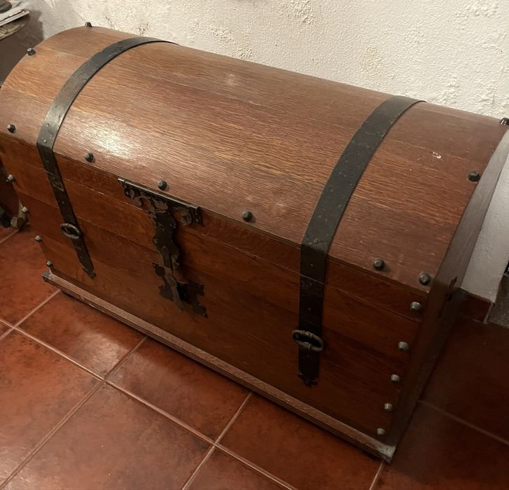 Baú de madeira com ferragens pretas