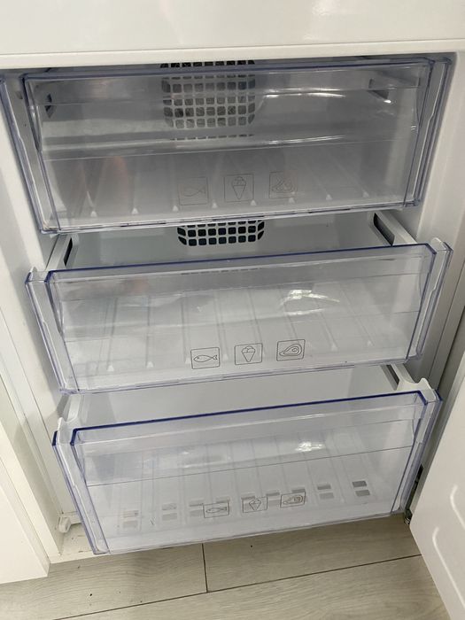 Dolna szuflada i półki do zamrażalnika lodówki Beko - BCN 130001