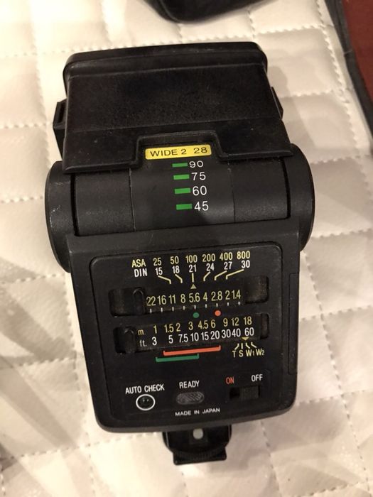 Máquina fotográfica Nikon com flash e objectiva