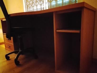 Secretária com arrumação