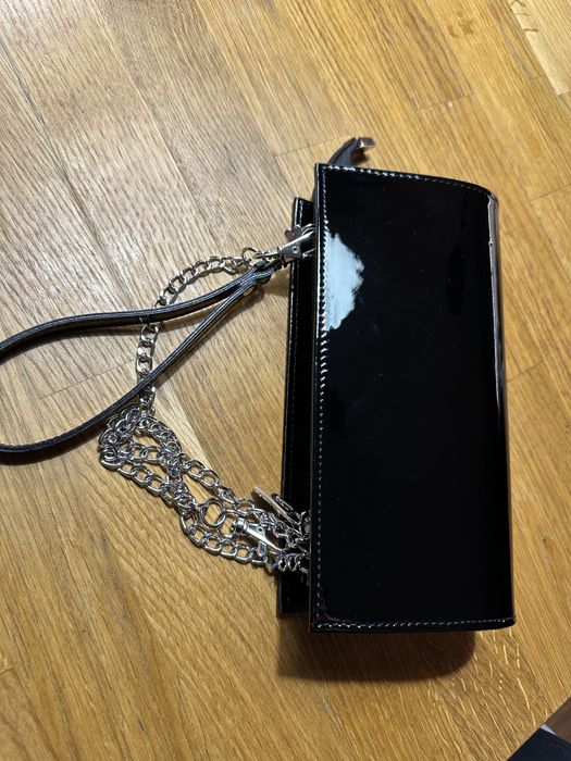 Czarna lakierowana kopertówka na łańcuszku Ryłko