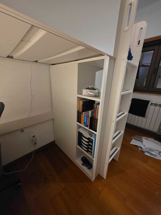 Cama alta branca com secretária integrada