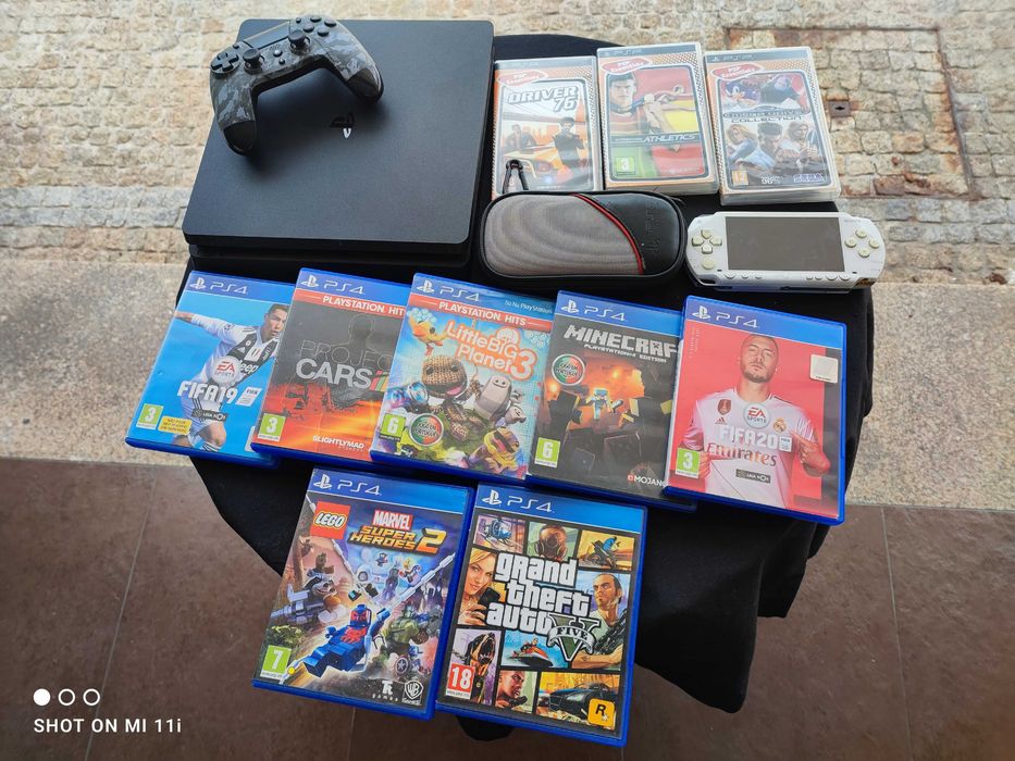 Play station PS4, com 1 comando e 7 jogos