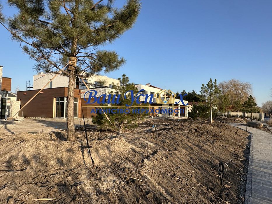 Продажа современного дома в  селе Козин с выходом на реку.