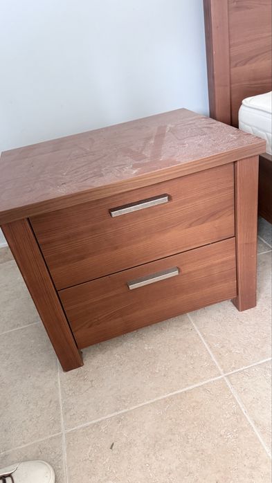 Cama de casal com colchão + 2 mesas de cabeceira