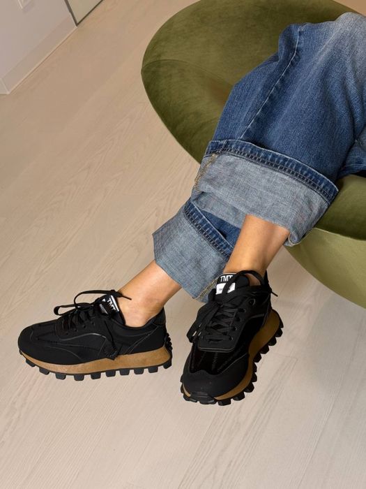 Жіночі чорні кросівки