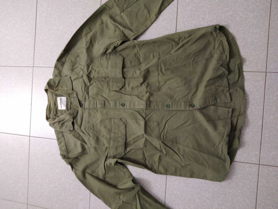 Várias camisas em bom estado