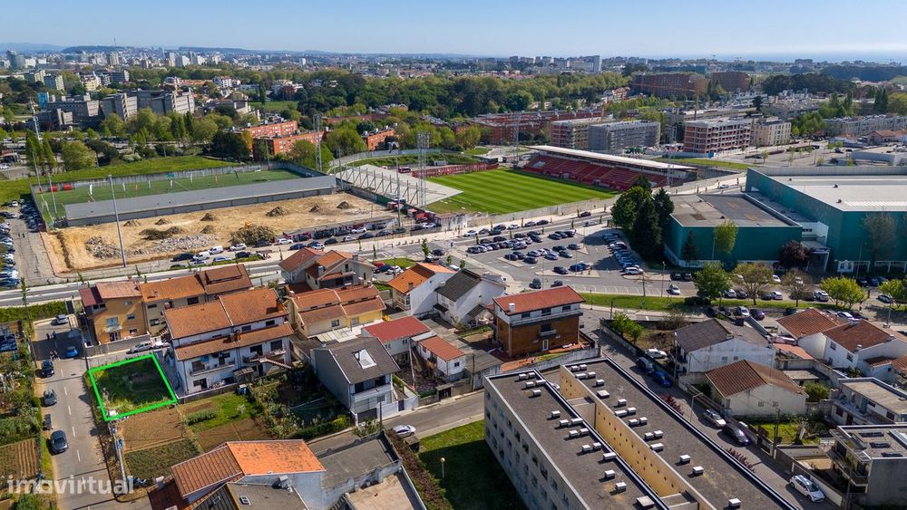 Terreno urbano para construção na Senhora da Hora, com 216m2