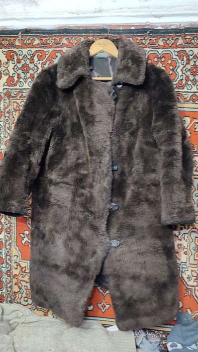 Шуба жіноча коричньового кольору.