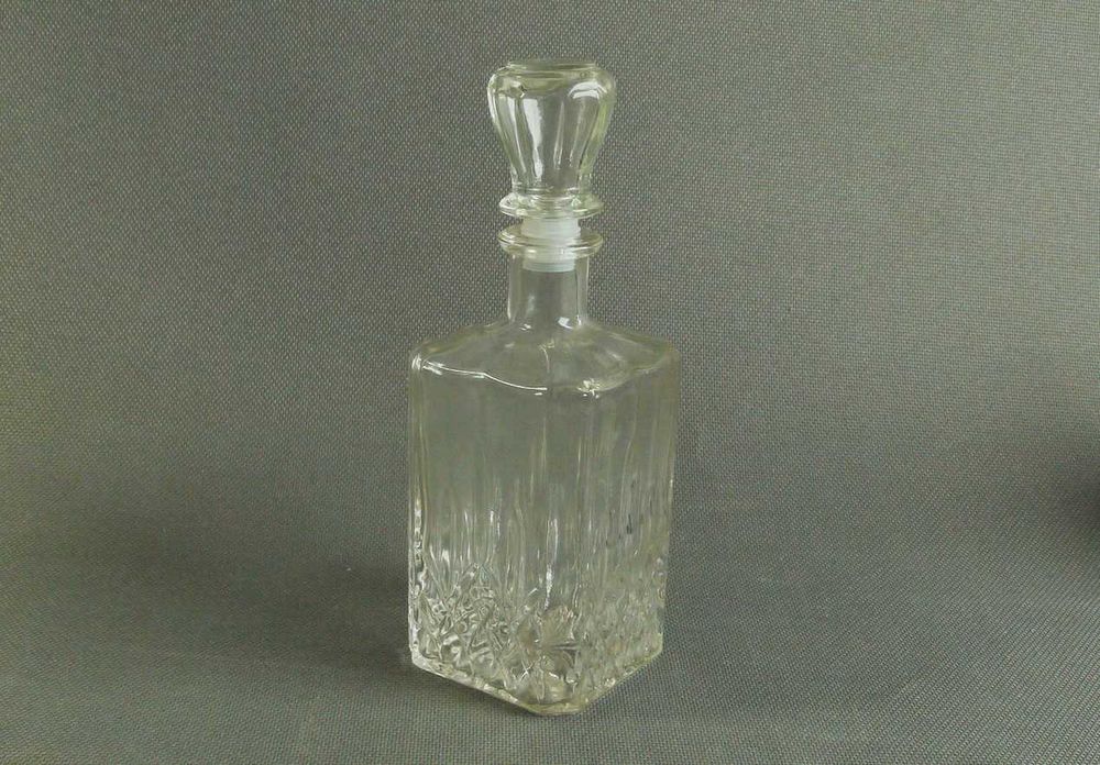 Прозоре скло старий посуд Вживане