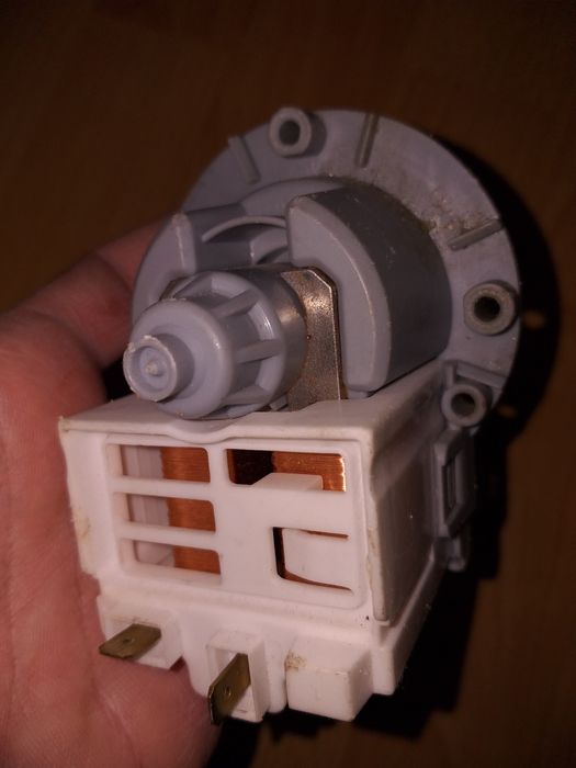 Двигатель слива воды на стиральные машинки Indesit б.у.