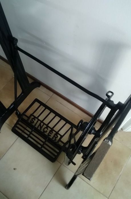 Mesa em ferro com tampo em pedra