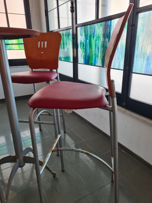 Mesa alta com bancos altos