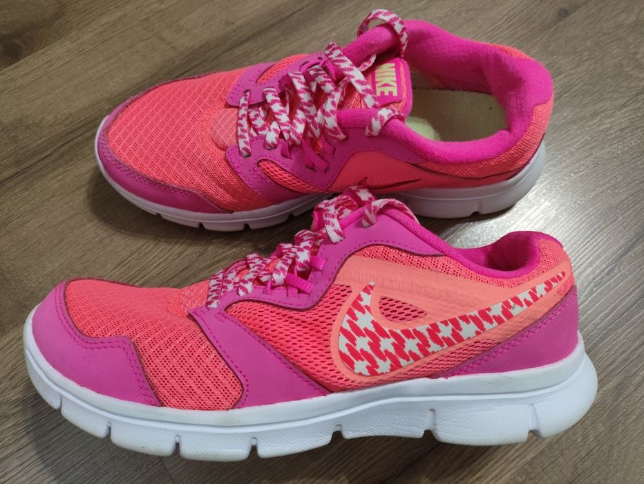 Кроссовки Nike р. 36,5-37, стелька 24см, оригинал