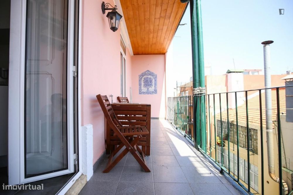 Quarto - localizado em Arroios Lisbon