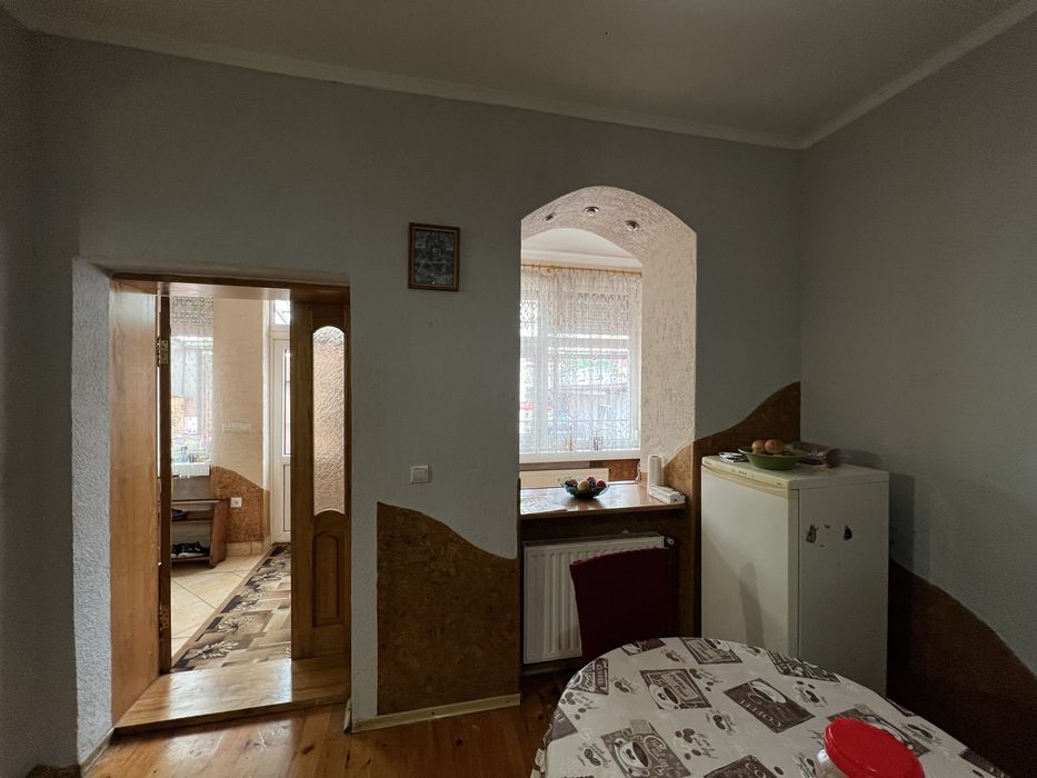 Продаж двох будинків у одному дворі.