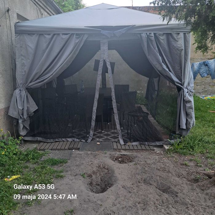 Altanka i stol ogrodowe