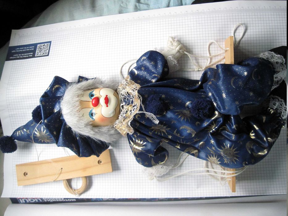 лялька клоун на гойдалці