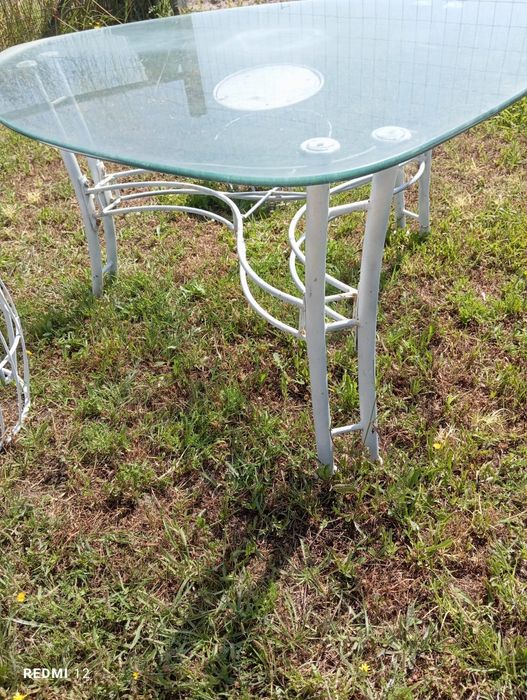 Conjunto de mesa e bancos