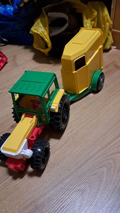 Traktor z przyczepą z koniem wader