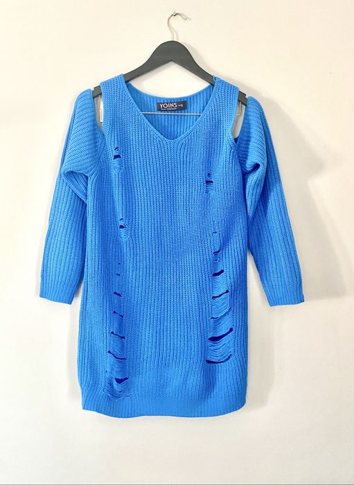 Sweter niebieski z dziurami dekolt rozmiar uniweresalny