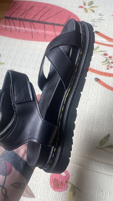 Босоніжки в стилі Dr. martens