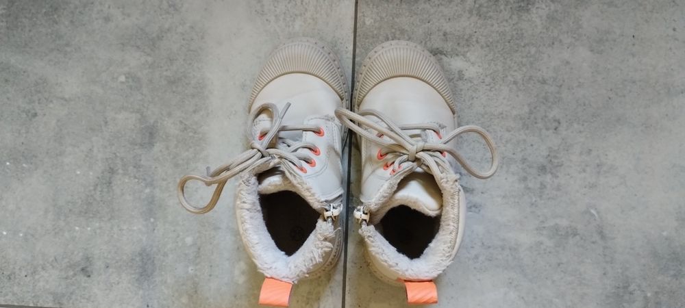 Buty na zimę dla dziewczynki roz. 25( dł. 16 cm)