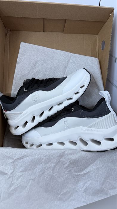 Білі кросівки від Loewe на платформі CloudTilt x Loewe On Running