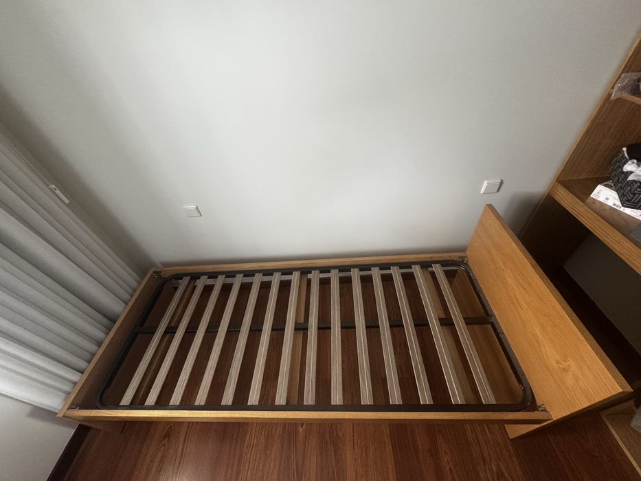 Conjunto de quarto em madeira de carvalho – cama, cómoda e estante