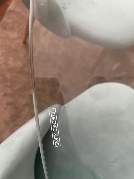 Mesa de jantar moderna com tampo de vidro temperado, praticamente nova